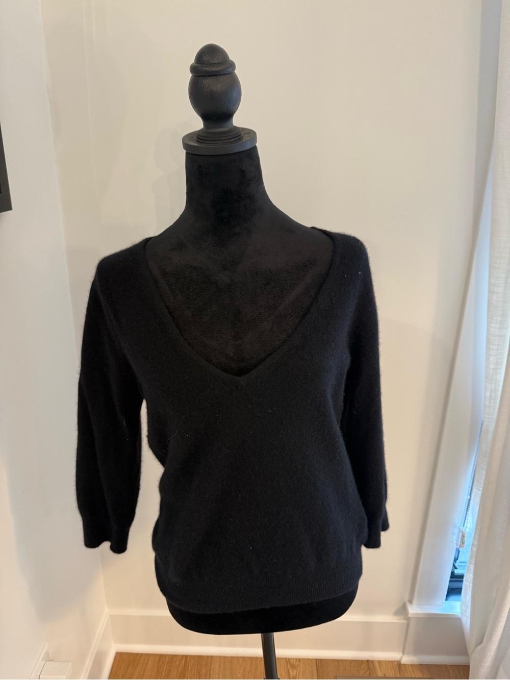 Banana Republic Black Merino Wool V-Neck Sweater Size M
